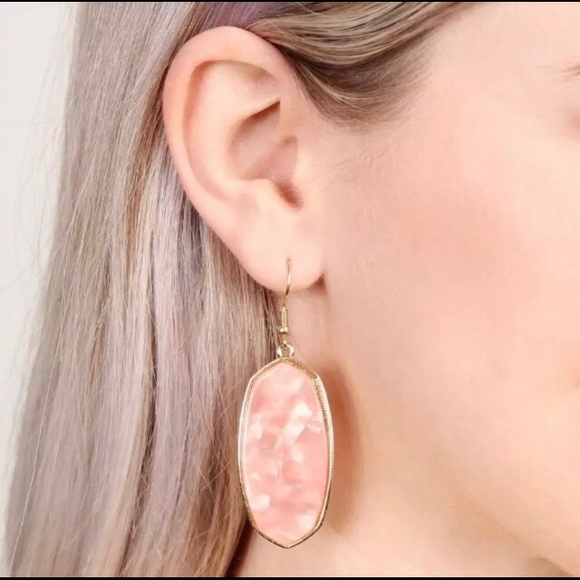 🌴Mother of Pearl & Gold Frame Scott Earrings - Picture 3 of 3